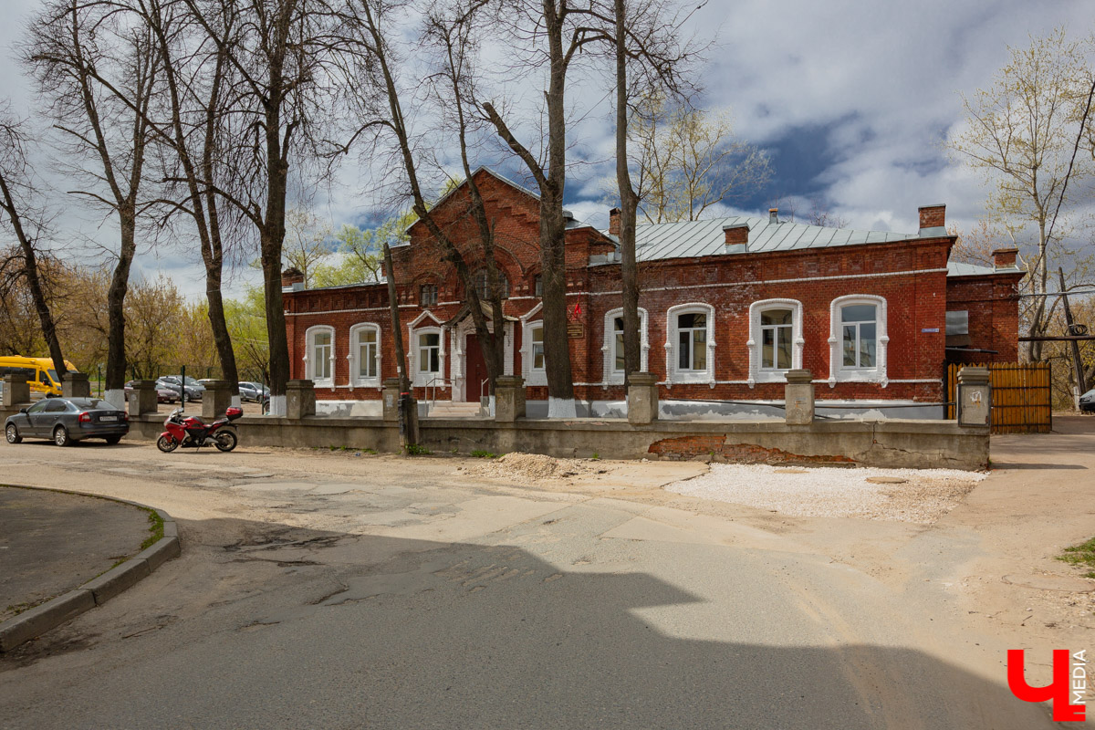 Первое родовспомогательное учреждение, так называемый родильный приют, было построено в нашем городе в 1903 году на улице Спасской. В нем же разместились первые в городе ясли и школа повивальных бабок
