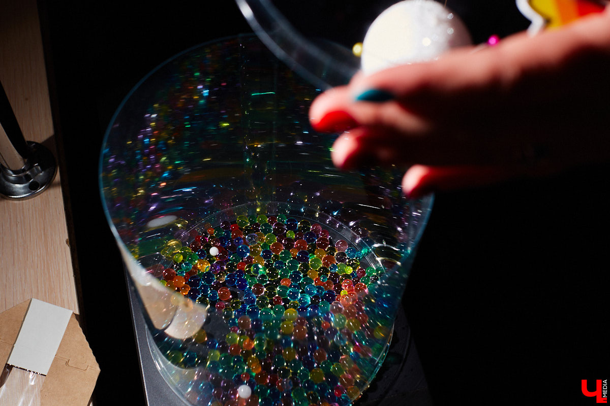 Юлия Титова с детства любит насекомых, но работает инженером. Необычное хобби позволяет ей просто отдыхать душой. Свою энтомологическую коллекцию девушка собирает уже 4 года, а этим летом мечтает заполучить совершенно новые и эксклюзивные виды крылатых красавиц.