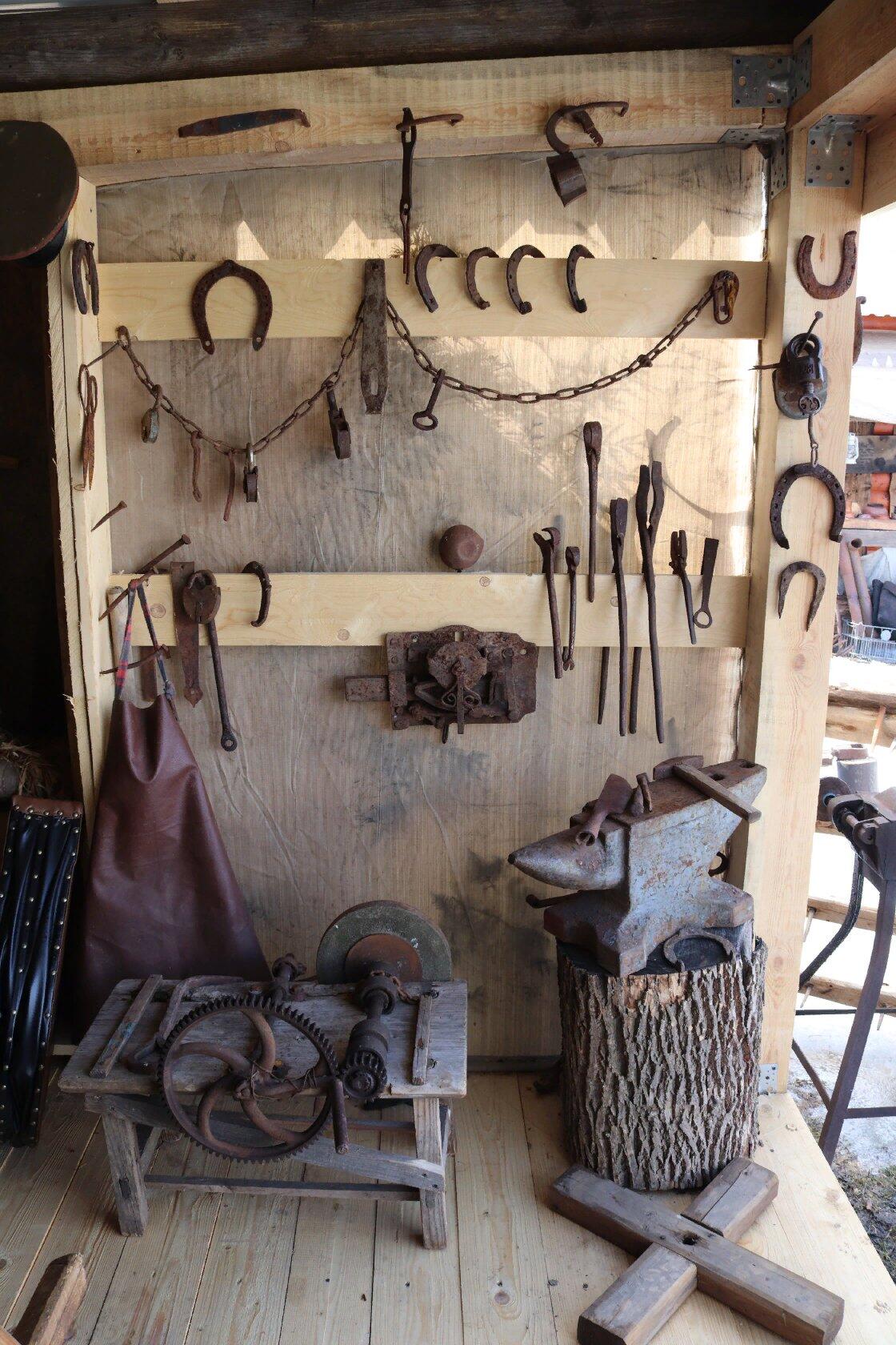 Владимирская область славится творческими и неординарными людьми, многие из которых посвящают свою жизнь развитию региона. Например, Дмитрий Тимошенков из Коврова решил открыть частный музей крестьянского быта и истории СССР, скульптор Игорь Володин украшает своими работами парк «Сказка» в Гусь-Хрустальном, а меценат Евгений Федоров пополняет Музей меди и латуни в Киржаче уникальными экспонатами.