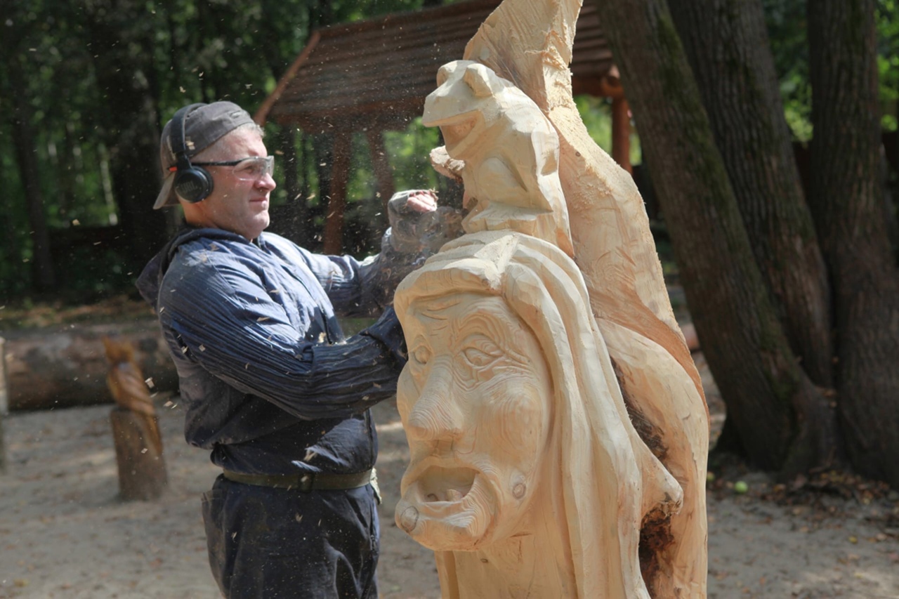 Владимирская область славится творческими и неординарными людьми, многие из которых посвящают свою жизнь развитию региона. Например, Дмитрий Тимошенков из Коврова решил открыть частный музей крестьянского быта и истории СССР, скульптор Игорь Володин украшает своими работами парк «Сказка» в Гусь-Хрустальном, а меценат Евгений Федоров пополняет Музей меди и латуни в Киржаче уникальными экспонатами.