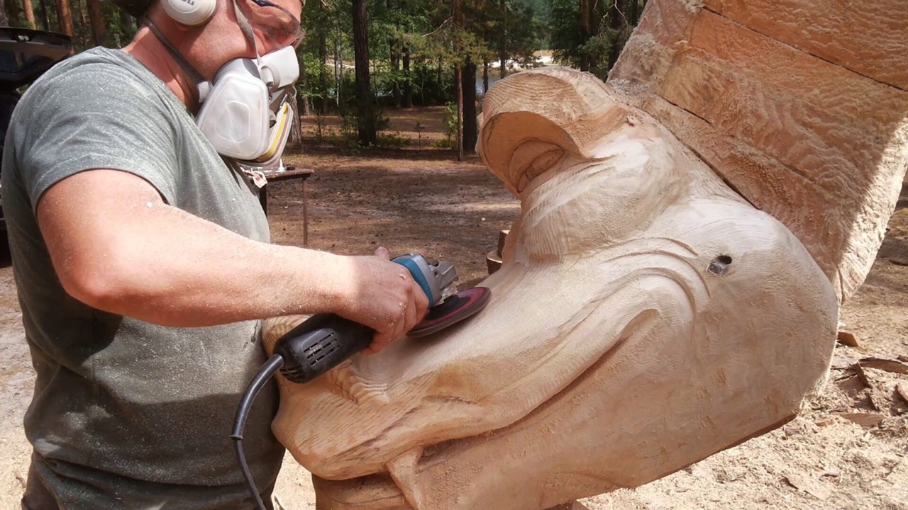Владимирская область славится творческими и неординарными людьми, многие из которых посвящают свою жизнь развитию региона. Например, Дмитрий Тимошенков из Коврова решил открыть частный музей крестьянского быта и истории СССР, скульптор Игорь Володин украшает своими работами парк «Сказка» в Гусь-Хрустальном, а меценат Евгений Федоров пополняет Музей меди и латуни в Киржаче уникальными экспонатами.
