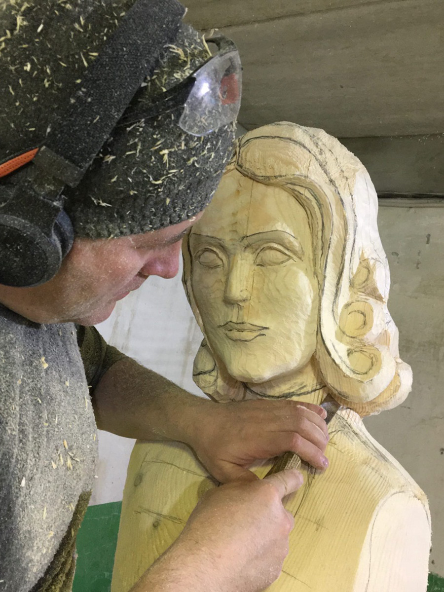 Владимирская область славится творческими и неординарными людьми, многие из которых посвящают свою жизнь развитию региона. Например, Дмитрий Тимошенков из Коврова решил открыть частный музей крестьянского быта и истории СССР, скульптор Игорь Володин украшает своими работами парк «Сказка» в Гусь-Хрустальном, а меценат Евгений Федоров пополняет Музей меди и латуни в Киржаче уникальными экспонатами.