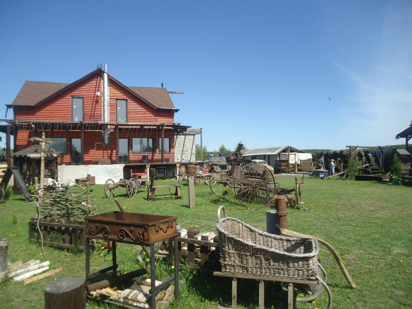 Владимирская область славится творческими и неординарными людьми, многие из которых посвящают свою жизнь развитию региона. Например, Дмитрий Тимошенков из Коврова решил открыть частный музей крестьянского быта и истории СССР, скульптор Игорь Володин украшает своими работами парк «Сказка» в Гусь-Хрустальном, а меценат Евгений Федоров пополняет Музей меди и латуни в Киржаче уникальными экспонатами.