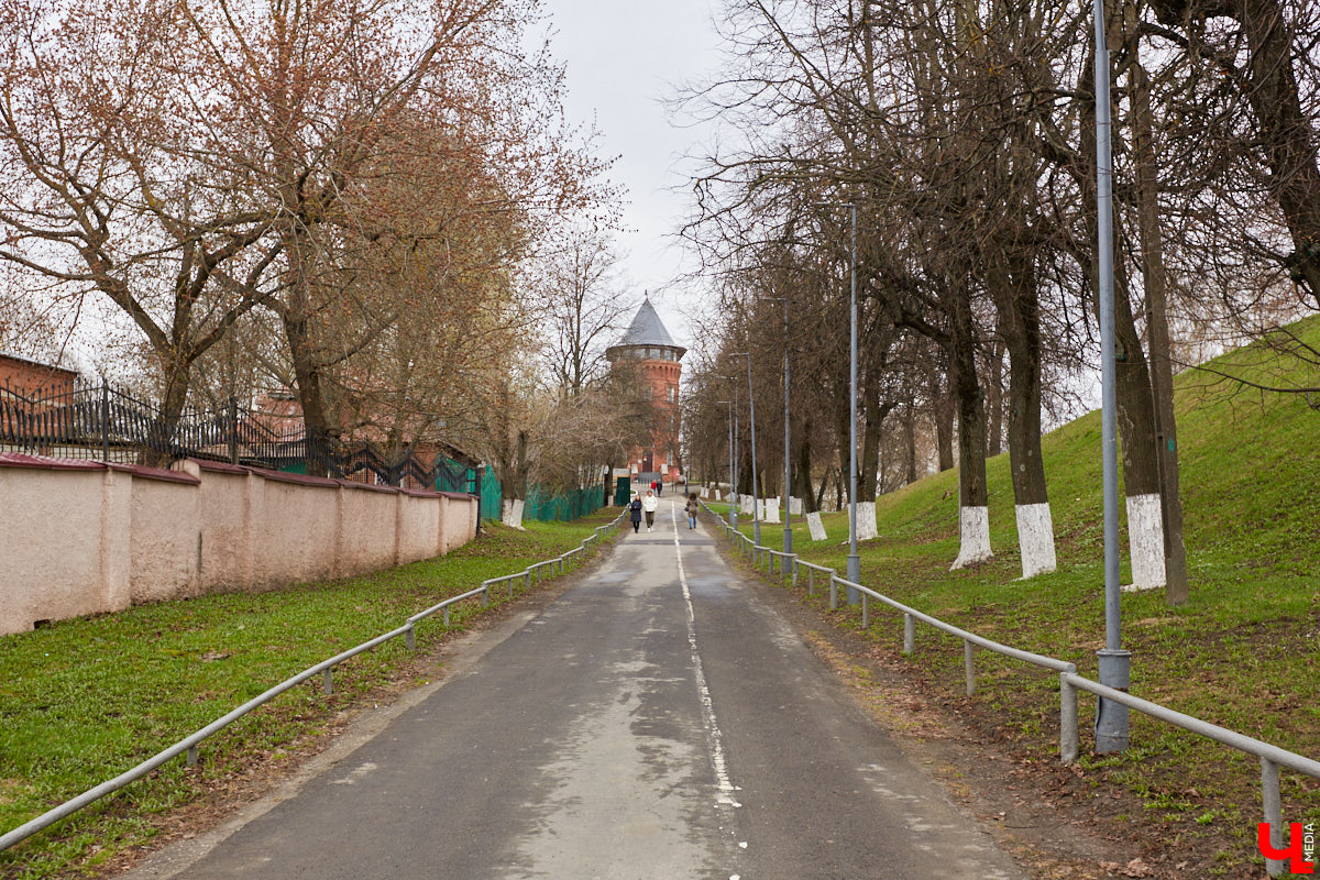 Не задумываясь, горожане и гости Владимира используют возможности памятников пожаротушения. Замечали, как их много на улице Георгиевской? С чем связано появление характерных инсталляций там, и как изменилась работа пожарных за несколько сотен лет – рассказывает начальник первого пожарно-спасательного отряда Главного управления МЧС России по Владимирской области Дмитрий Сироткин.