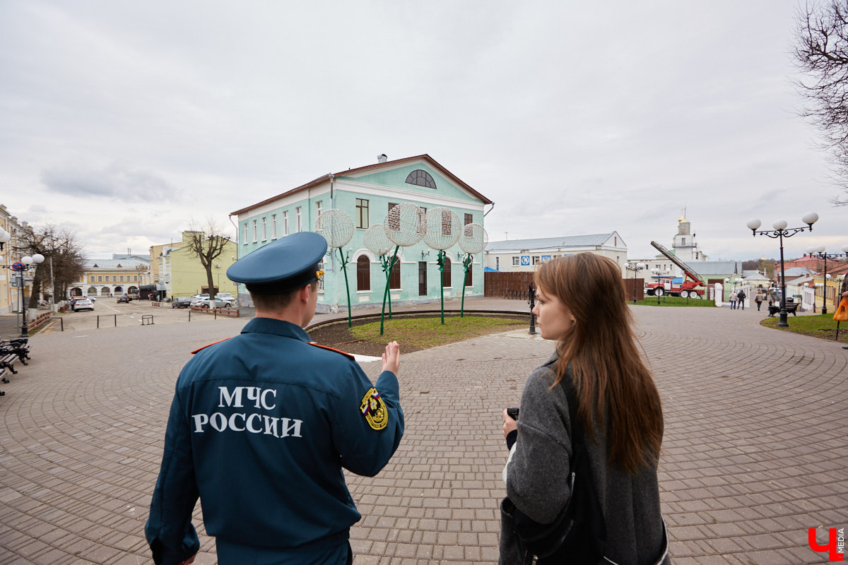 Не задумываясь, горожане и гости Владимира используют возможности памятников пожаротушения. Замечали, как их много на улице Георгиевской? С чем связано появление характерных инсталляций там, и как изменилась работа пожарных за несколько сотен лет – рассказывает начальник первого пожарно-спасательного отряда Главного управления МЧС России по Владимирской области Дмитрий Сироткин.