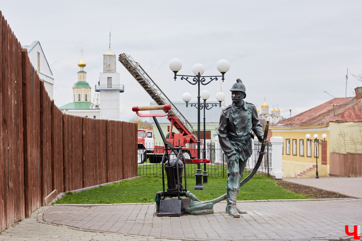 Не задумываясь, горожане и гости Владимира используют возможности памятников пожаротушения. Замечали, как их много на улице Георгиевской? С чем связано появление характерных инсталляций там, и как изменилась работа пожарных за несколько сотен лет – рассказывает начальник первого пожарно-спасательного отряда Главного управления МЧС России по Владимирской области Дмитрий Сироткин.