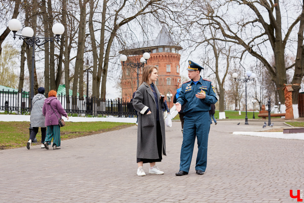Не задумываясь, горожане и гости Владимира используют возможности памятников пожаротушения. Замечали, как их много на улице Георгиевской? С чем связано появление характерных инсталляций там, и как изменилась работа пожарных за несколько сотен лет – рассказывает начальник первого пожарно-спасательного отряда Главного управления МЧС России по Владимирской области Дмитрий Сироткин.