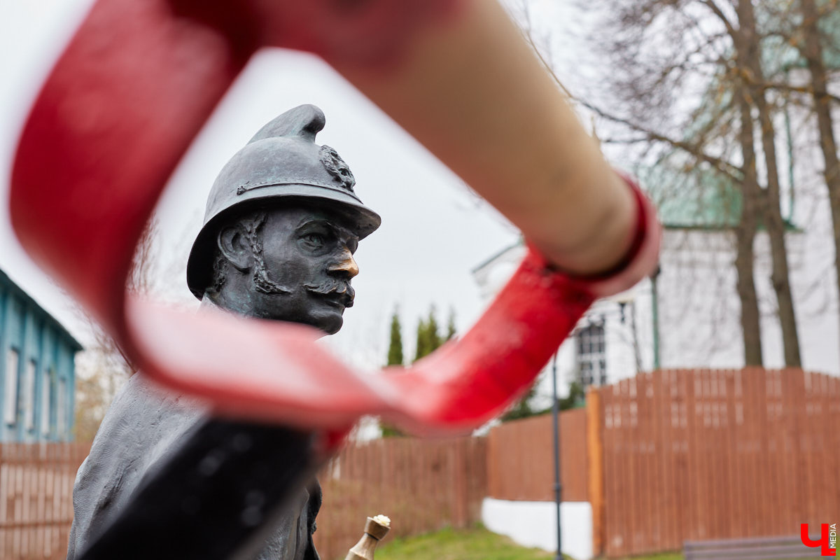 Не задумываясь, горожане и гости Владимира используют возможности памятников пожаротушения. Замечали, как их много на улице Георгиевской? С чем связано появление характерных инсталляций там, и как изменилась работа пожарных за несколько сотен лет – рассказывает начальник первого пожарно-спасательного отряда Главного управления МЧС России по Владимирской области Дмитрий Сироткин.