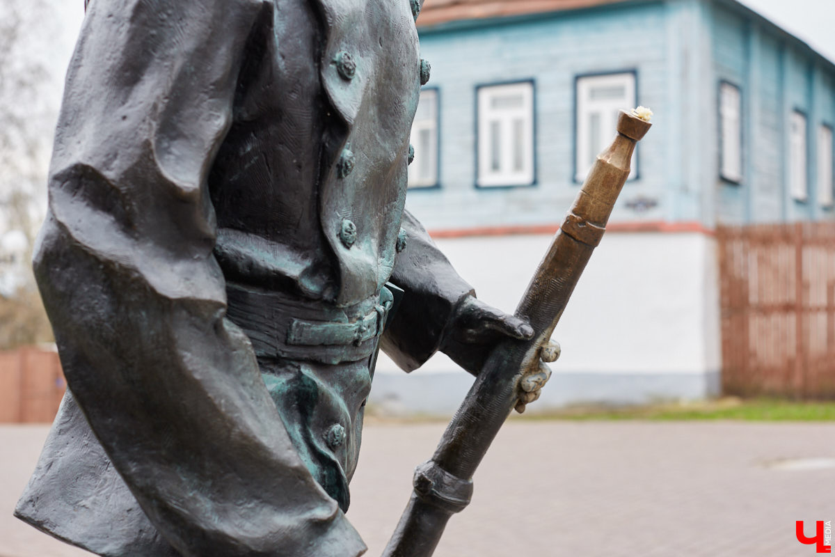 Не задумываясь, горожане и гости Владимира используют возможности памятников пожаротушения. Замечали, как их много на улице Георгиевской? С чем связано появление характерных инсталляций там, и как изменилась работа пожарных за несколько сотен лет – рассказывает начальник первого пожарно-спасательного отряда Главного управления МЧС России по Владимирской области Дмитрий Сироткин.