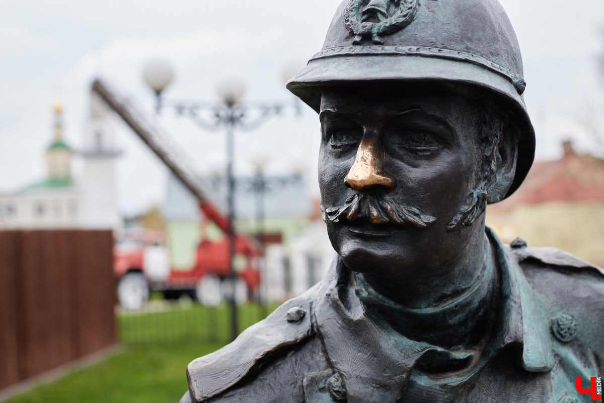 Не задумываясь, горожане и гости Владимира используют возможности памятников пожаротушения. Замечали, как их много на улице Георгиевской? С чем связано появление характерных инсталляций там, и как изменилась работа пожарных за несколько сотен лет – рассказывает начальник первого пожарно-спасательного отряда Главного управления МЧС России по Владимирской области Дмитрий Сироткин.