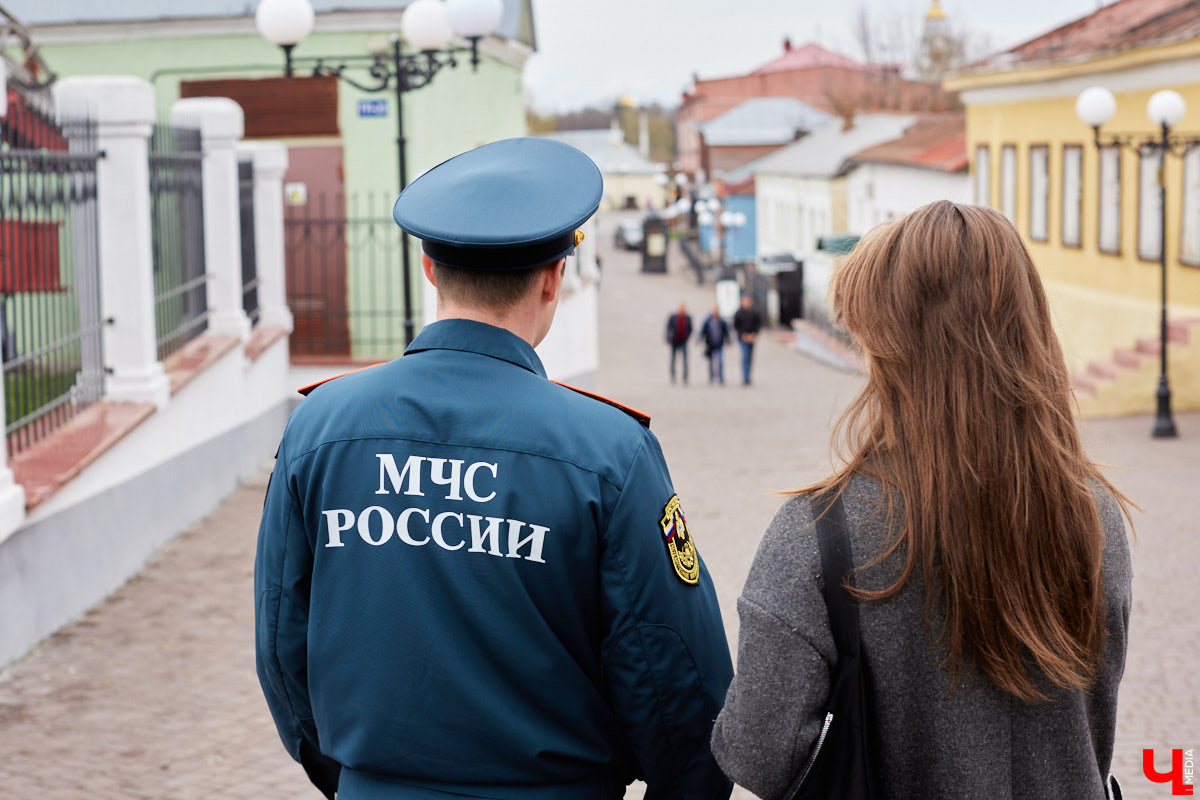 Не задумываясь, горожане и гости Владимира используют возможности памятников пожаротушения. Замечали, как их много на улице Георгиевской? С чем связано появление характерных инсталляций там, и как изменилась работа пожарных за несколько сотен лет – рассказывает начальник первого пожарно-спасательного отряда Главного управления МЧС России по Владимирской области Дмитрий Сироткин.