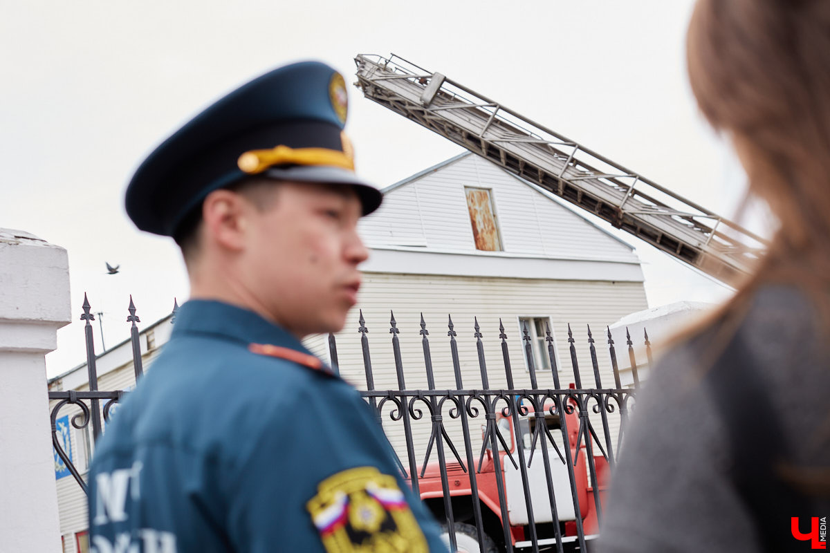 Не задумываясь, горожане и гости Владимира используют возможности памятников пожаротушения. Замечали, как их много на улице Георгиевской? С чем связано появление характерных инсталляций там, и как изменилась работа пожарных за несколько сотен лет – рассказывает начальник первого пожарно-спасательного отряда Главного управления МЧС России по Владимирской области Дмитрий Сироткин.