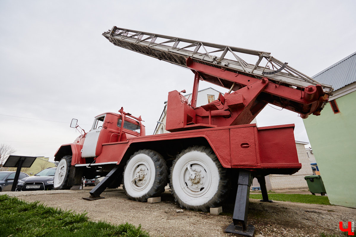 Не задумываясь, горожане и гости Владимира используют возможности памятников пожаротушения. Замечали, как их много на улице Георгиевской? С чем связано появление характерных инсталляций там, и как изменилась работа пожарных за несколько сотен лет – рассказывает начальник первого пожарно-спасательного отряда Главного управления МЧС России по Владимирской области Дмитрий Сироткин.