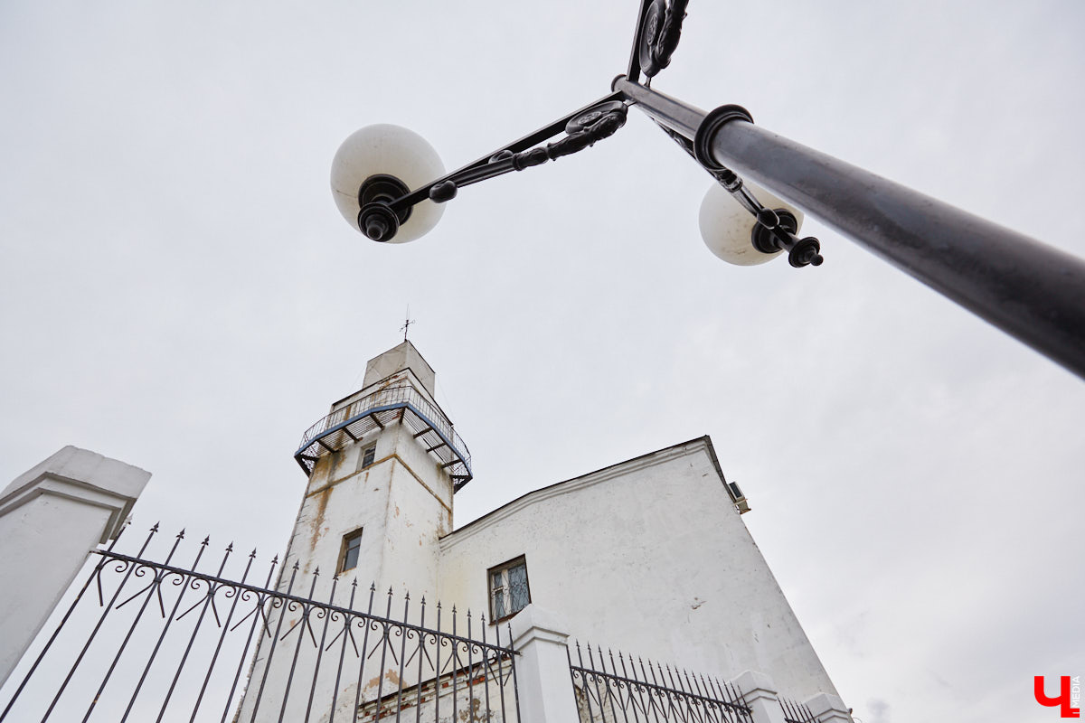 Не задумываясь, горожане и гости Владимира используют возможности памятников пожаротушения. Замечали, как их много на улице Георгиевской? С чем связано появление характерных инсталляций там, и как изменилась работа пожарных за несколько сотен лет – рассказывает начальник первого пожарно-спасательного отряда Главного управления МЧС России по Владимирской области Дмитрий Сироткин.