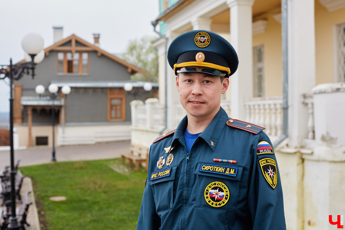 Не задумываясь, горожане и гости Владимира используют возможности памятников пожаротушения. Замечали, как их много на улице Георгиевской? С чем связано появление характерных инсталляций там, и как изменилась работа пожарных за несколько сотен лет – рассказывает начальник первого пожарно-спасательного отряда Главного управления МЧС России по Владимирской области Дмитрий Сироткин.