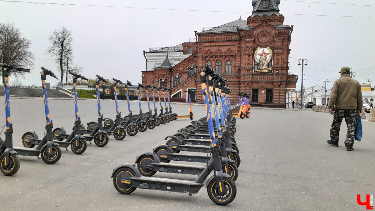 ОСАГО для электросамокатов может стать нормой. Владельцев индивидуальных средств передвижения предлагают обязать оформлять страховку. Сколько она может стоить и в чем могут возникнуть проблемы, разбирался «Ключ-Медиа».