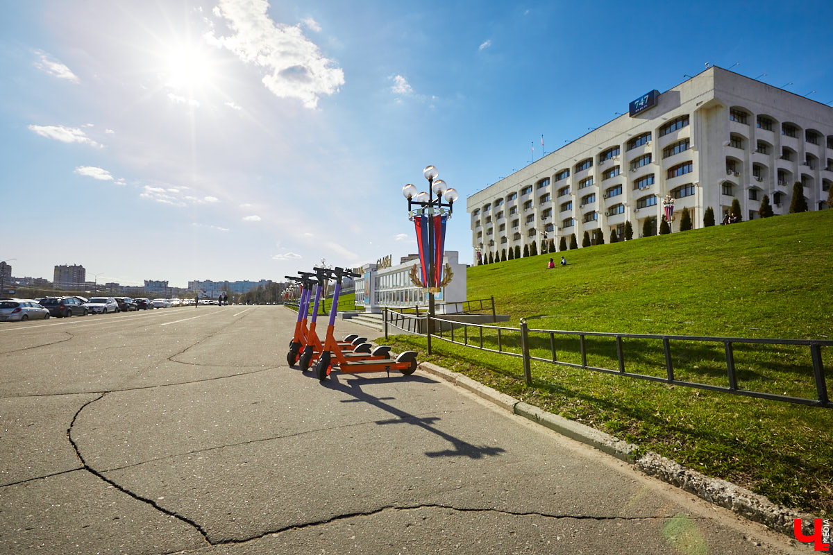 ОСАГО для электросамокатов может стать нормой. Владельцев индивидуальных средств передвижения предлагают обязать оформлять страховку. Сколько она может стоить и в чем могут возникнуть проблемы, разбирался «Ключ-Медиа».