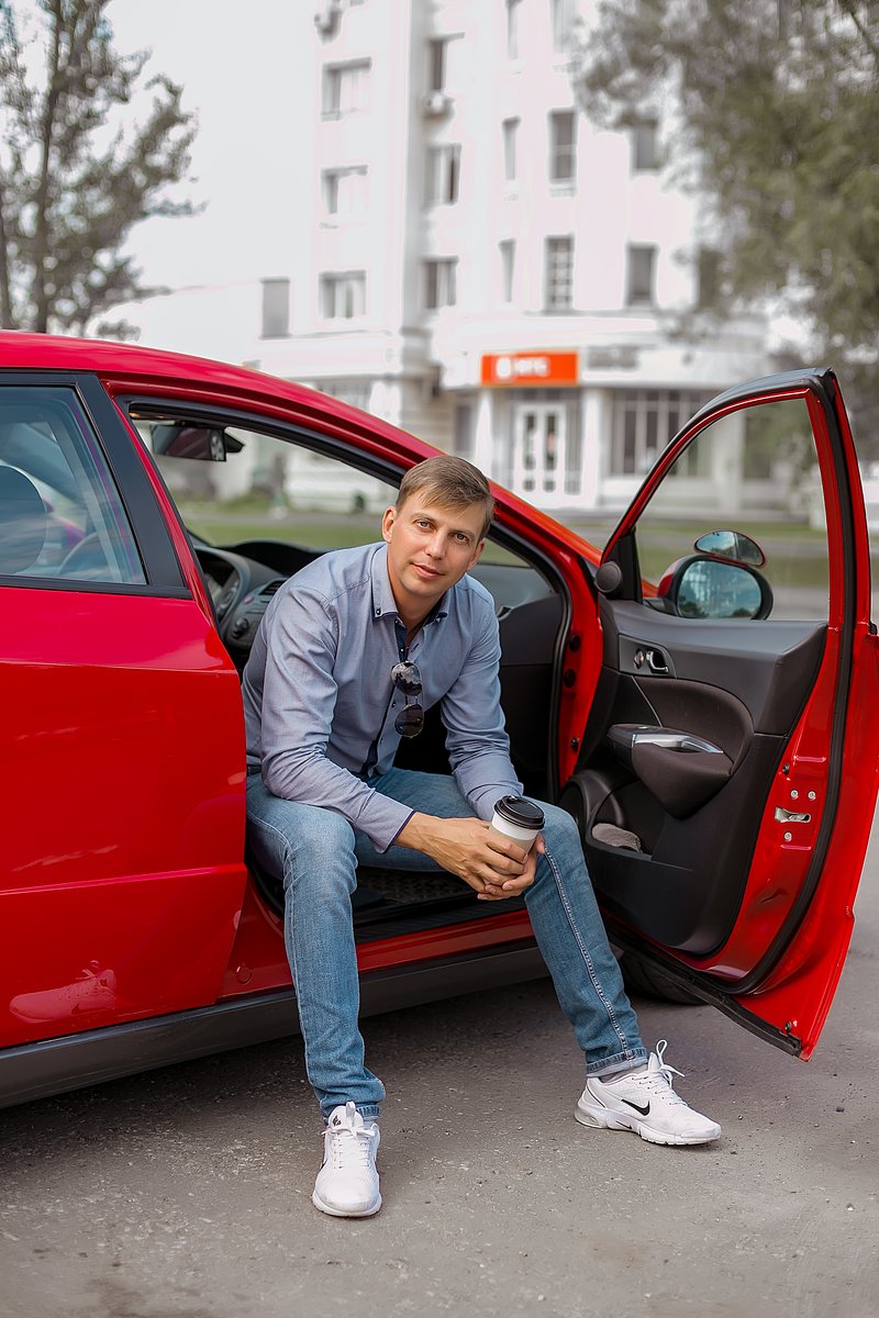 Сегодня на неудобные вопросы от «Ключ-Медиа» отвечает инструктор по вождению Максим Жилин. Нарушает ли он сам правила дорожного движения? Есть ли разница между мужчиной и женщиной за рулем? Часто ли ученики предлагают ему взятку, дабы сдать на права? Давайте выяснять.