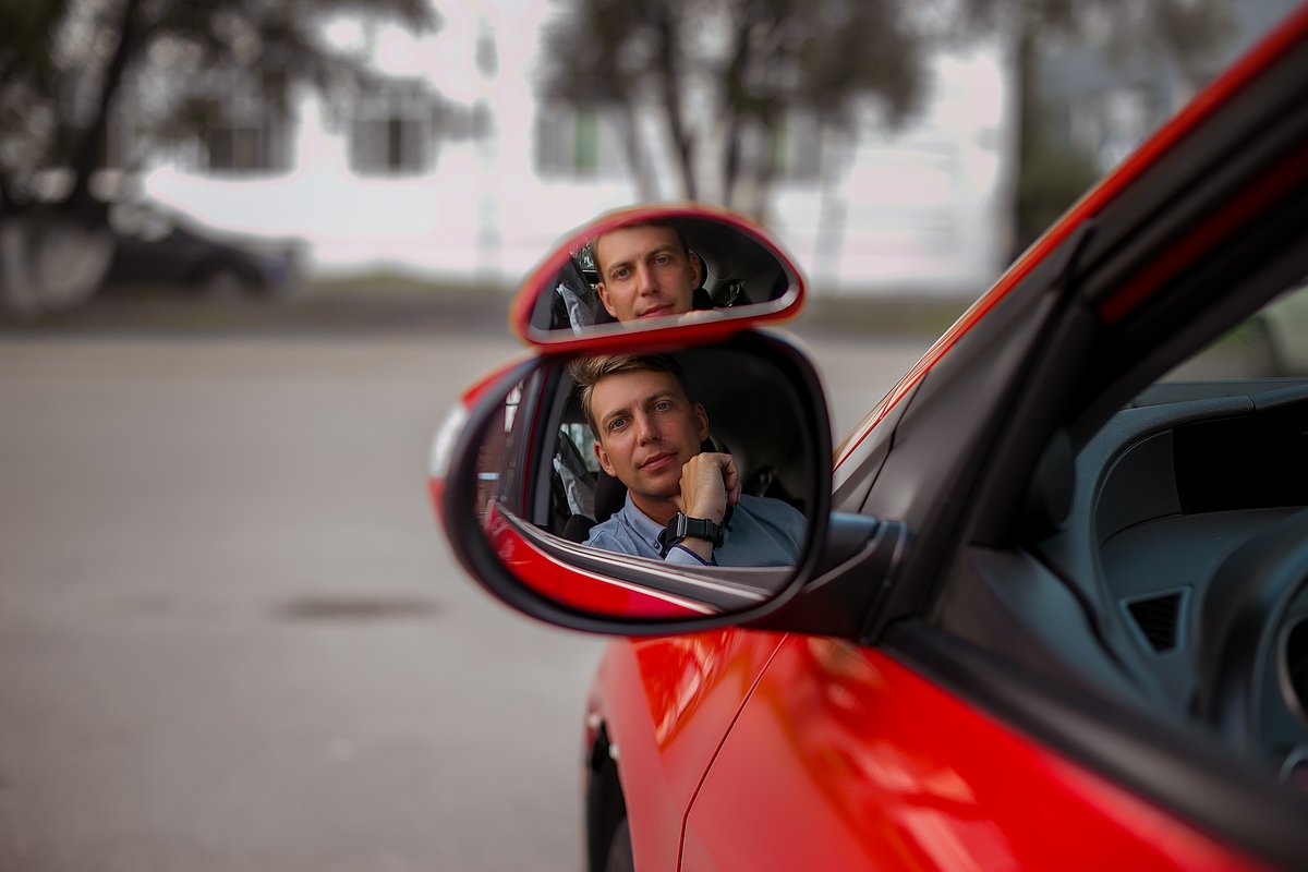 Сегодня на неудобные вопросы от «Ключ-Медиа» отвечает инструктор по вождению Максим Жилин. Нарушает ли он сам правила дорожного движения? Есть ли разница между мужчиной и женщиной за рулем? Часто ли ученики предлагают ему взятку, дабы сдать на права? Давайте выяснять.