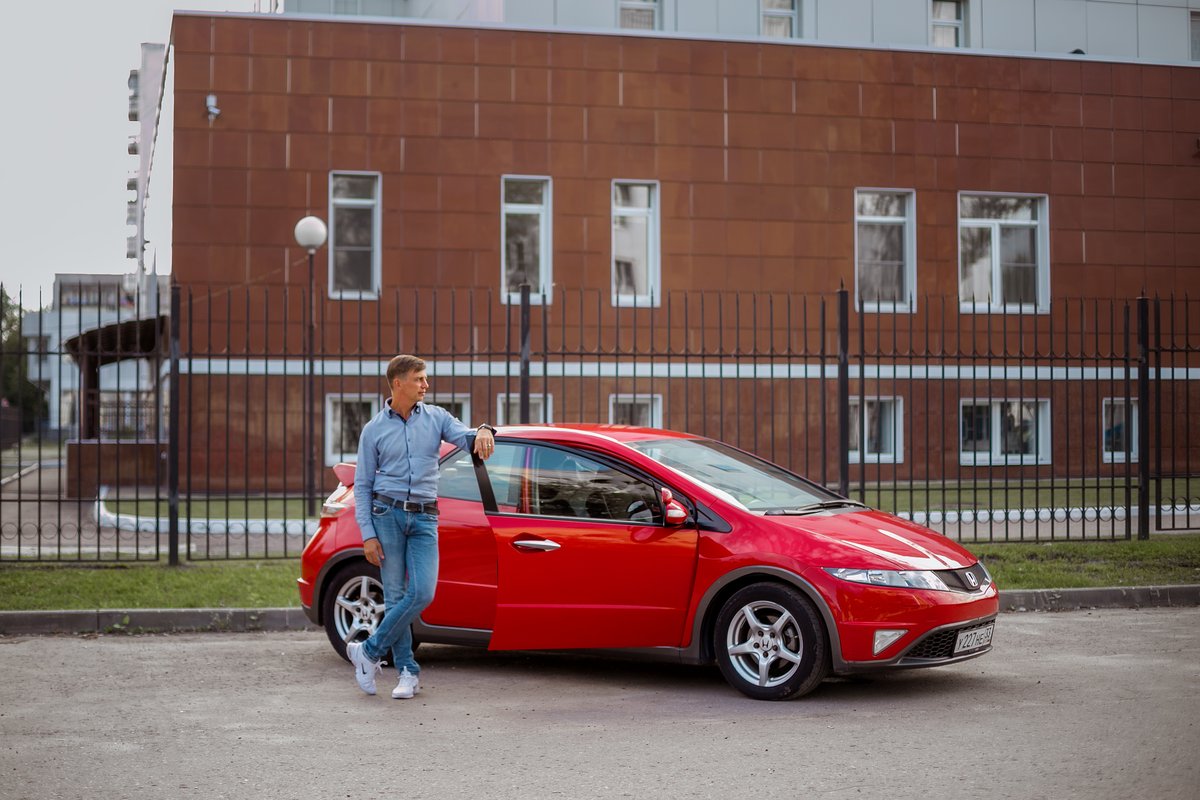 Сегодня на неудобные вопросы от «Ключ-Медиа» отвечает инструктор по вождению Максим Жилин. Нарушает ли он сам правила дорожного движения? Есть ли разница между мужчиной и женщиной за рулем? Часто ли ученики предлагают ему взятку, дабы сдать на права? Давайте выяснять.