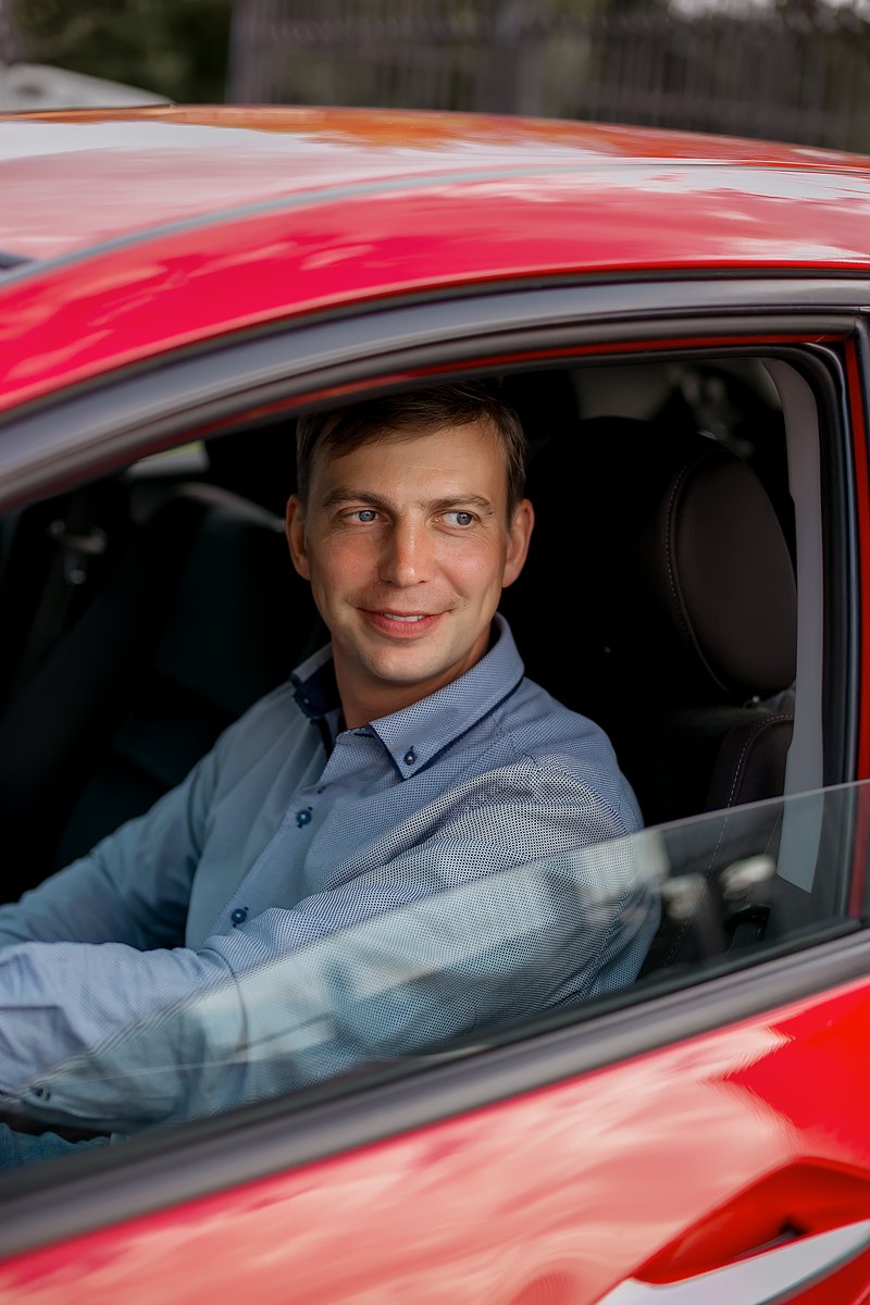 Сегодня на неудобные вопросы от «Ключ-Медиа» отвечает инструктор по вождению Максим Жилин. Нарушает ли он сам правила дорожного движения? Есть ли разница между мужчиной и женщиной за рулем? Часто ли ученики предлагают ему взятку, дабы сдать на права? Давайте выяснять.