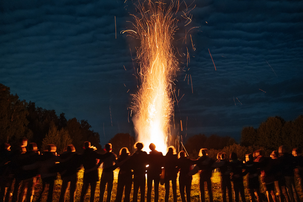 Необычный лагерь, квартирники, фестивали. О форматах нескучного досуга для активных детей и их родителей, а особенно о разрушающем стереотипы лагере с комиссарами, лидерами мнений и уроками дизайна по утрам рассказывает руководитель педотряда «Родник», директор одноименной НКО Кирилл Губин.