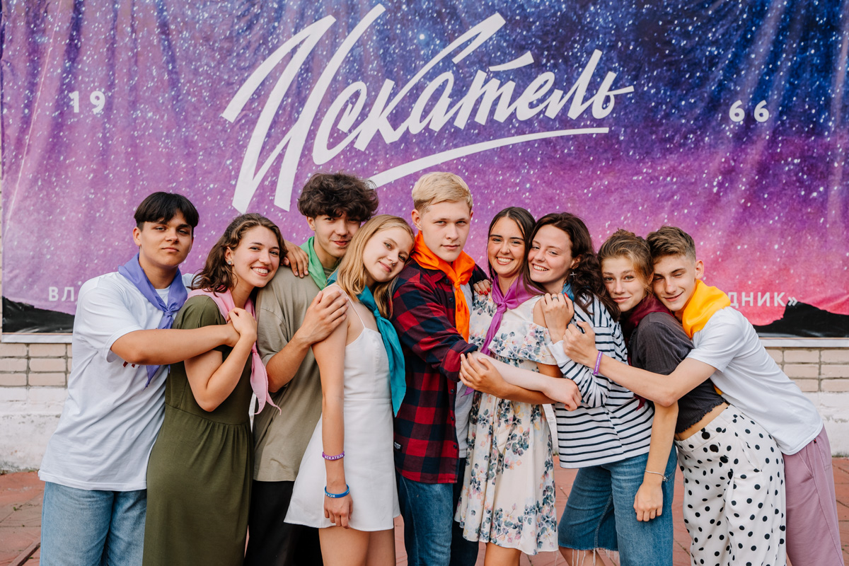 Необычный лагерь, квартирники, фестивали. О форматах нескучного досуга для активных детей и их родителей, а особенно о разрушающем стереотипы лагере с комиссарами, лидерами мнений и уроками дизайна по утрам рассказывает руководитель педотряда «Родник», директор одноименной НКО Кирилл Губин.