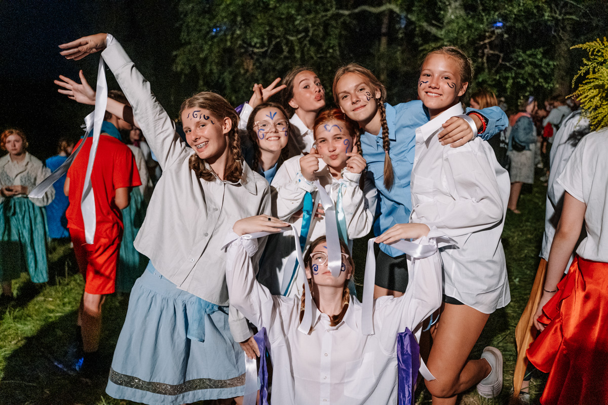 Необычный лагерь, квартирники, фестивали. О форматах нескучного досуга для активных детей и их родителей, а особенно о разрушающем стереотипы лагере с комиссарами, лидерами мнений и уроками дизайна по утрам рассказывает руководитель педотряда «Родник», директор одноименной НКО Кирилл Губин.