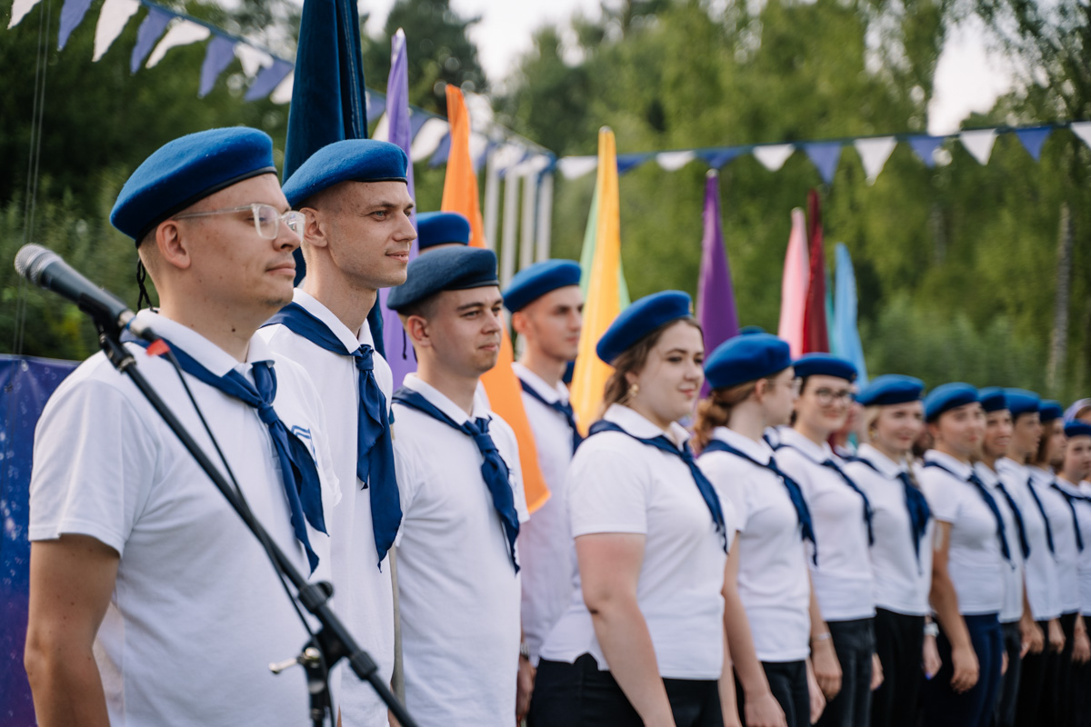 Необычный лагерь, квартирники, фестивали. О форматах нескучного досуга для активных детей и их родителей, а особенно о разрушающем стереотипы лагере с комиссарами, лидерами мнений и уроками дизайна по утрам рассказывает руководитель педотряда «Родник», директор одноименной НКО Кирилл Губин.