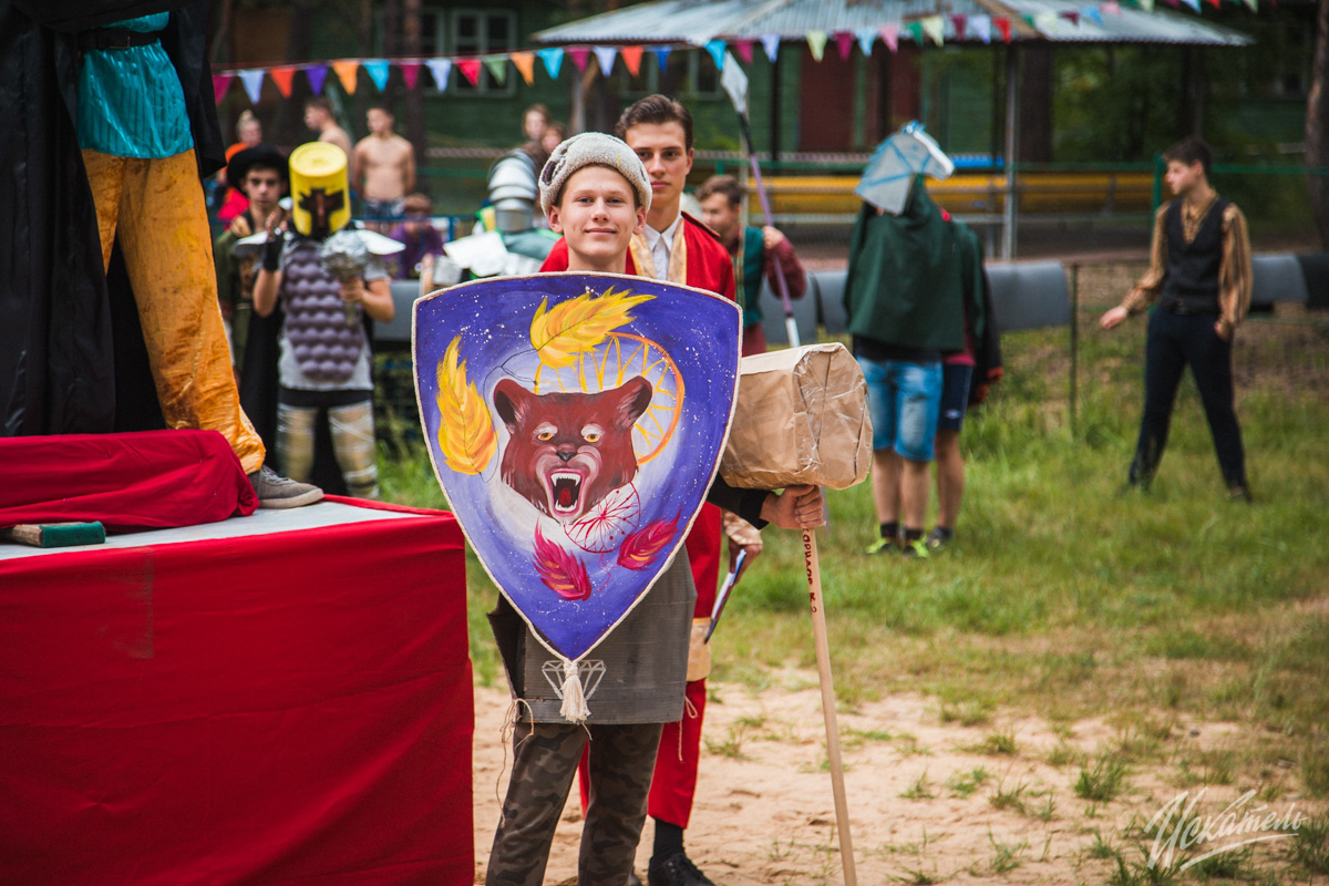 Необычный лагерь, квартирники, фестивали. О форматах нескучного досуга для активных детей и их родителей, а особенно о разрушающем стереотипы лагере с комиссарами, лидерами мнений и уроками дизайна по утрам рассказывает руководитель педотряда «Родник», директор одноименной НКО Кирилл Губин.