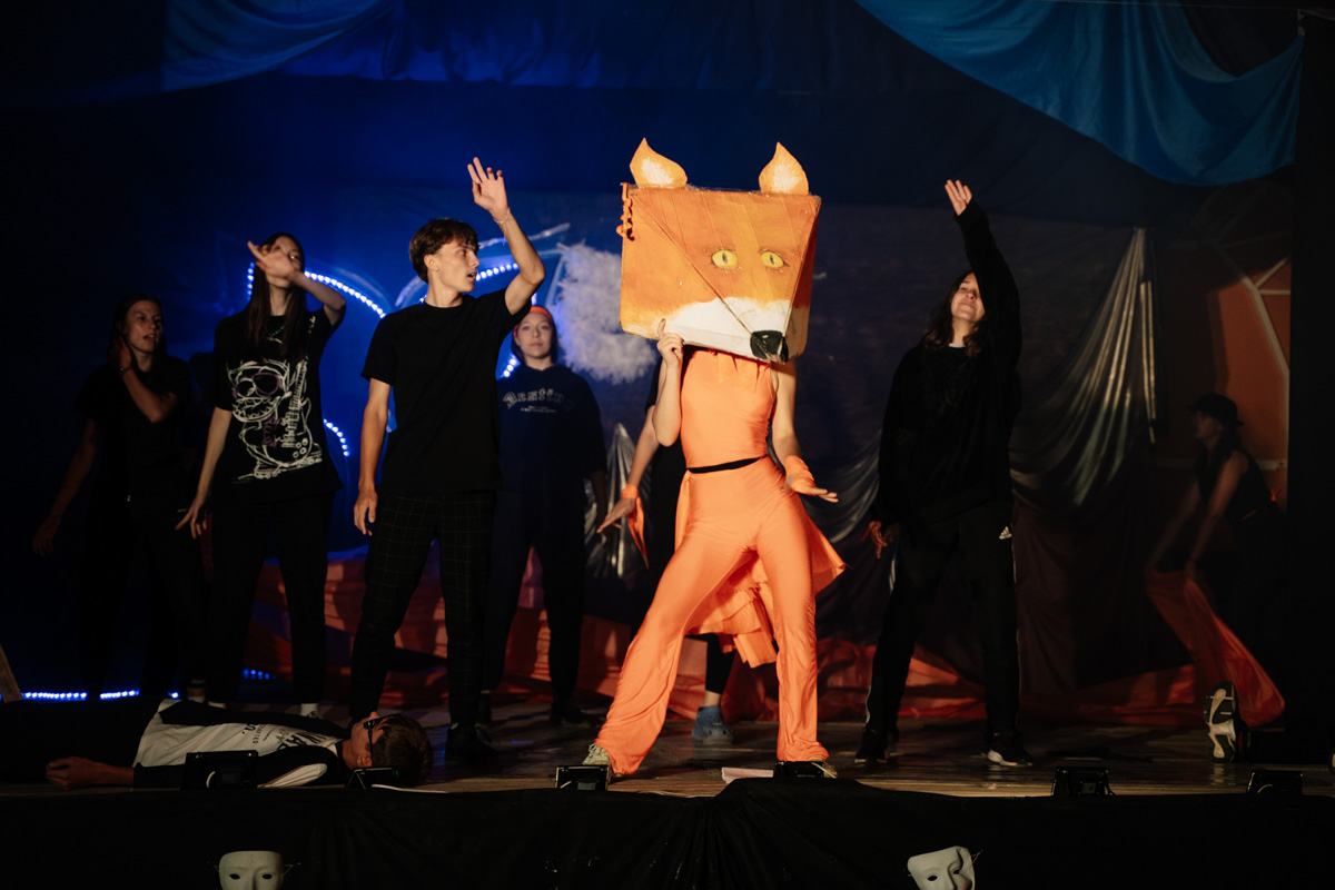 Необычный лагерь, квартирники, фестивали. О форматах нескучного досуга для активных детей и их родителей, а особенно о разрушающем стереотипы лагере с комиссарами, лидерами мнений и уроками дизайна по утрам рассказывает руководитель педотряда «Родник», директор одноименной НКО Кирилл Губин.