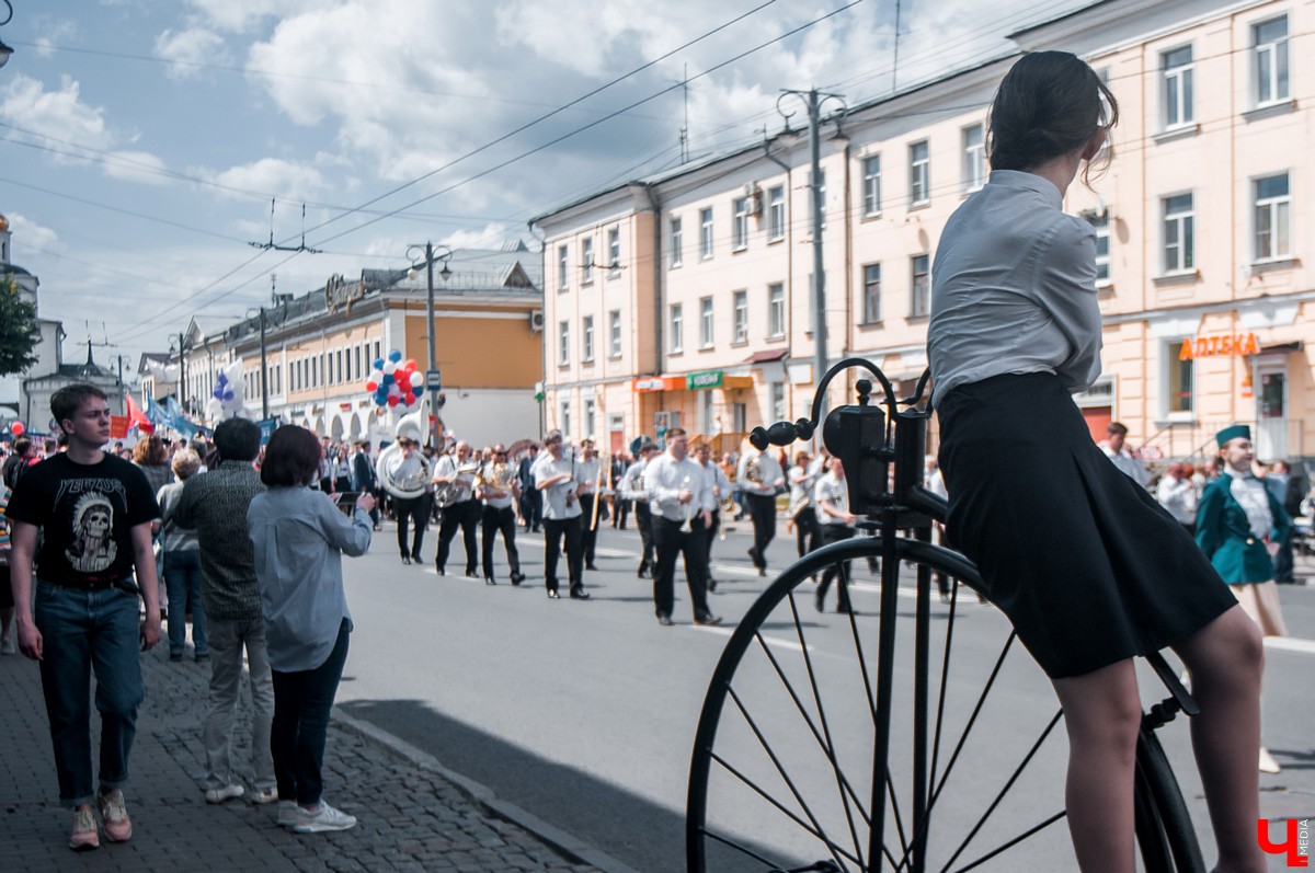 Наконец-то «Последний звонок» вновь пройдет в формате оффлайн. Мероприятие намечено на 18 мая. В этот день торжественным маршем от Театральной до Соборной площади пройдут 1643 выпускника. Большинство из них будет в школьной форме ретро-образца. Где ее взять и сколько стоит праздничный образ, разбирался «Ключ-Медиа».