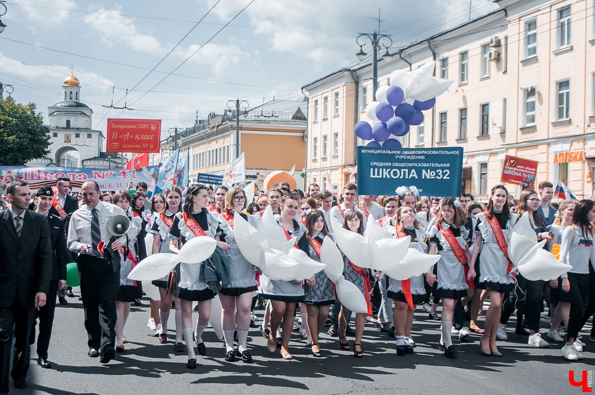 Наконец-то «Последний звонок» вновь пройдет в формате оффлайн. Мероприятие намечено на 18 мая. В этот день торжественным маршем от Театральной до Соборной площади пройдут 1643 выпускника. Большинство из них будет в школьной форме ретро-образца. Где ее взять и сколько стоит праздничный образ, разбирался «Ключ-Медиа».