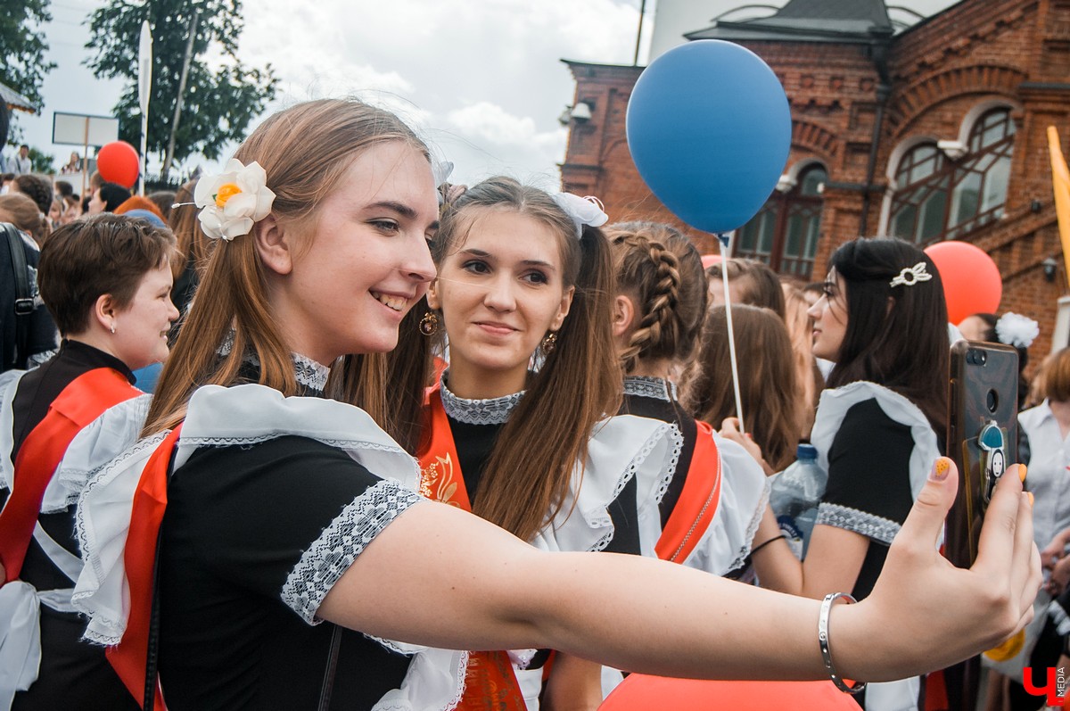 Наконец-то «Последний звонок» вновь пройдет в формате оффлайн. Мероприятие намечено на 18 мая. В этот день торжественным маршем от Театральной до Соборной площади пройдут 1643 выпускника. Большинство из них будет в школьной форме ретро-образца. Где ее взять и сколько стоит праздничный образ, разбирался «Ключ-Медиа».