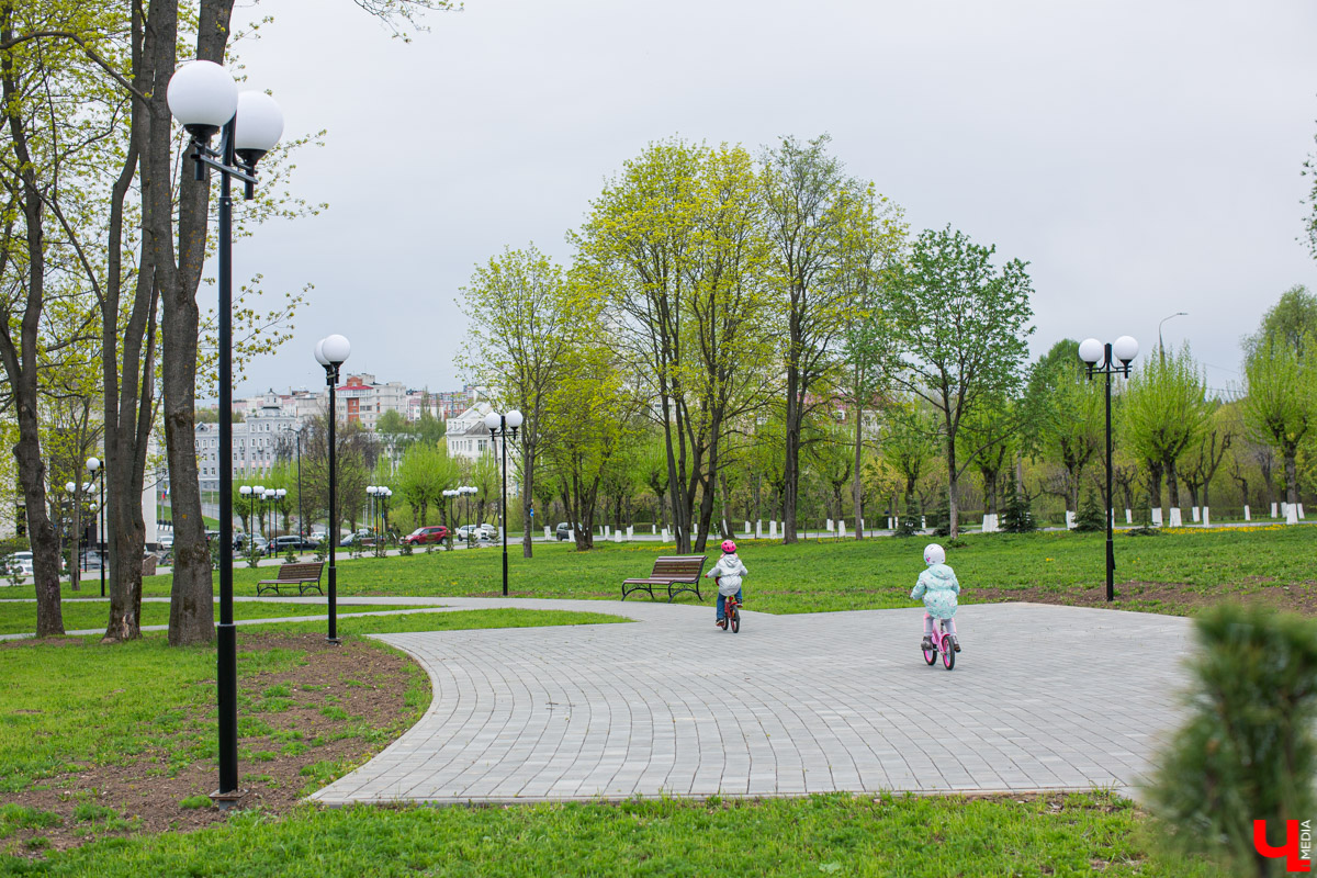 В «Патриотическом сквере» во Владимире, который открылся еще прошлым летом, начался третий этап благоустройства. Показываем, что там уже сделали, и рассказываем, что сделать только планируют.