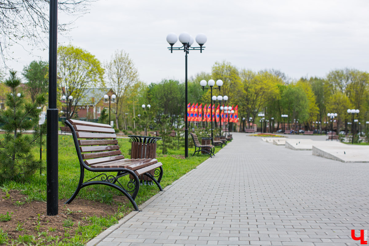 В «Патриотическом сквере» во Владимире, который открылся еще прошлым летом, начался третий этап благоустройства. Показываем, что там уже сделали, и рассказываем, что сделать только планируют.