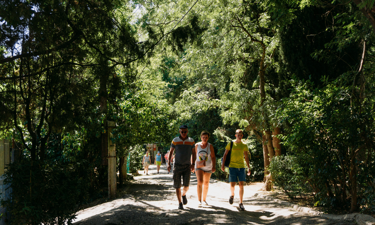 Забронировать номера в гостиницах на юге России можно со скидками. Отельеры начали снижать цены на летний отдых у моря. В одном случае стоимость падает на 10%, а в другом – на 45%. С чем это связано, и где теперь планируют провести отпуск жители страны?