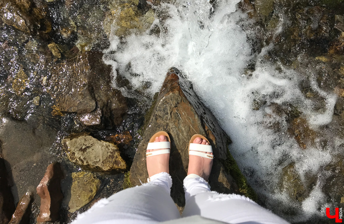 Забронировать номера в гостиницах на юге России можно со скидками. Отельеры начали снижать цены на летний отдых у моря. В одном случае стоимость падает на 10%, а в другом – на 45%. С чем это связано, и где теперь планируют провести отпуск жители страны?