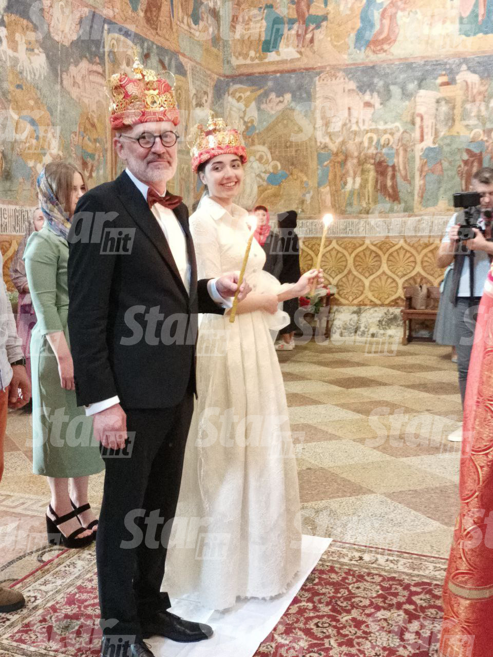 В Суздале состоялась тайная церемония венчания популярного телеведущего Александра Гордона и его молодой возлюбленной Софии Каландадзе. Торжество прошло скромно в присутствии самых близких для пары людей.