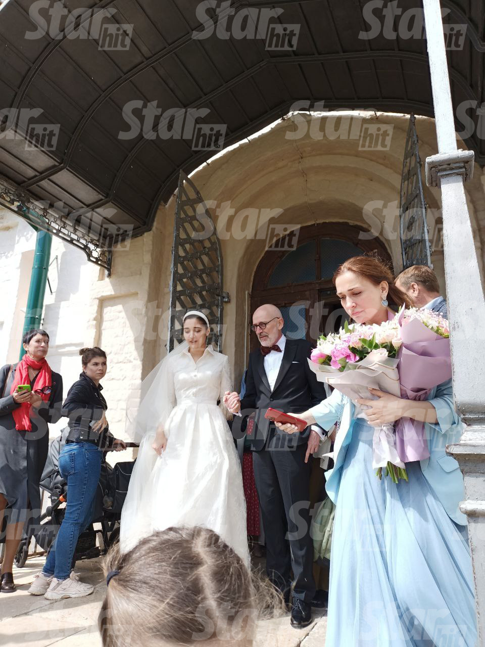 В Суздале состоялась тайная церемония венчания популярного телеведущего Александра Гордона и его молодой возлюбленной Софии Каландадзе. Торжество прошло скромно в присутствии самых близких для пары людей.