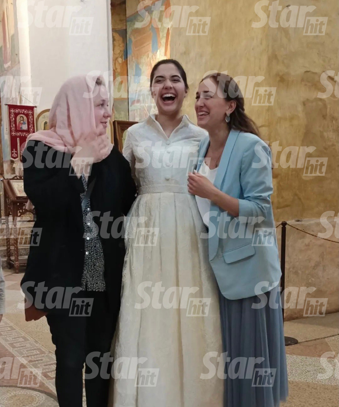 В Суздале состоялась тайная церемония венчания популярного телеведущего Александра Гордона и его молодой возлюбленной Софии Каландадзе. Торжество прошло скромно в присутствии самых близких для пары людей.