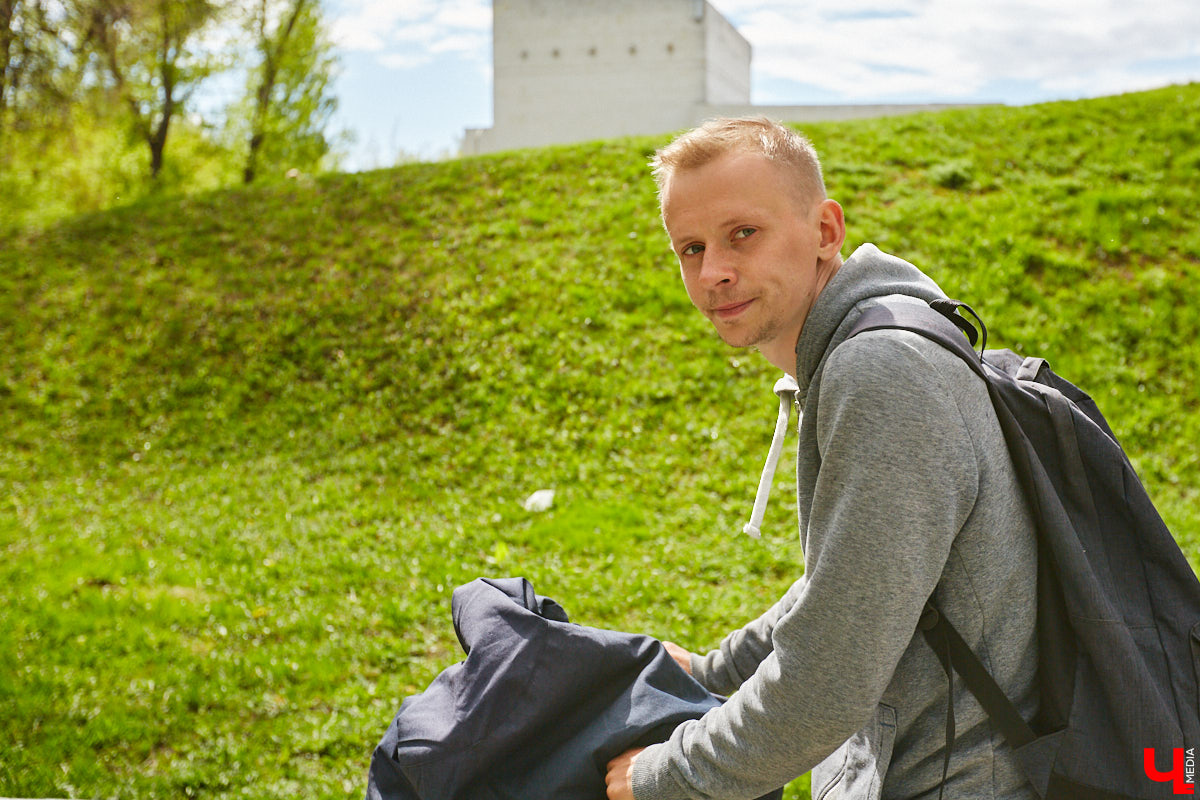 12 000 километров от Питера до Владивостока на самокате! Такую цель себе поставил Денис Бритвин. 28-летний парень впервые встал на самокат, до этого он путешествовал только на велосипеде. Как его на пути встречали сотрудники ДПС, собаки и местные жители, Денис рассказал в интервью «Ключ-Медиа».