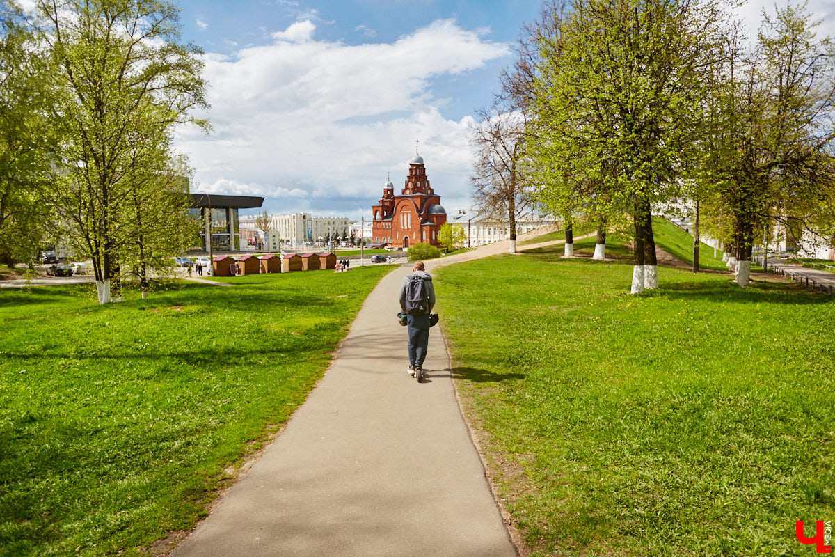 12 000 километров от Питера до Владивостока на самокате! Такую цель себе поставил Денис Бритвин. 28-летний парень впервые встал на самокат, до этого он путешествовал только на велосипеде. Как его на пути встречали сотрудники ДПС, собаки и местные жители, Денис рассказал в интервью «Ключ-Медиа».