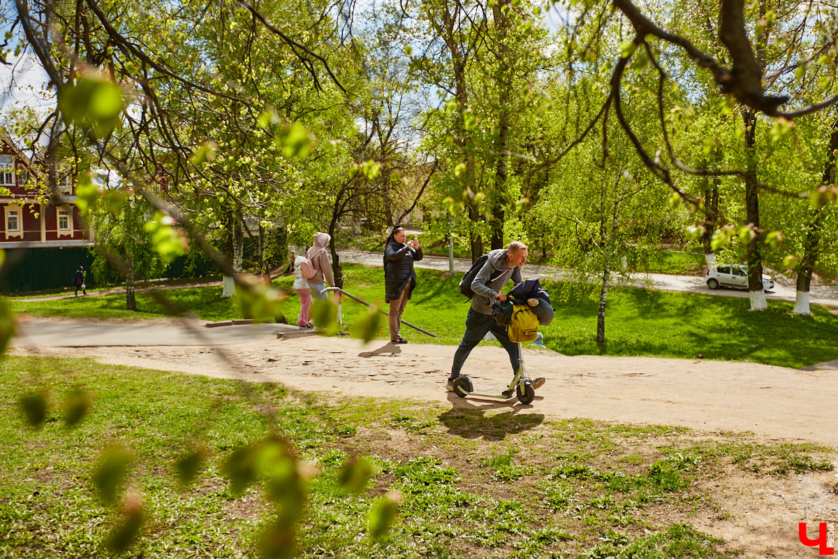 12 000 километров от Питера до Владивостока на самокате! Такую цель себе поставил Денис Бритвин. 28-летний парень впервые встал на самокат, до этого он путешествовал только на велосипеде. Как его на пути встречали сотрудники ДПС, собаки и местные жители, Денис рассказал в интервью «Ключ-Медиа».