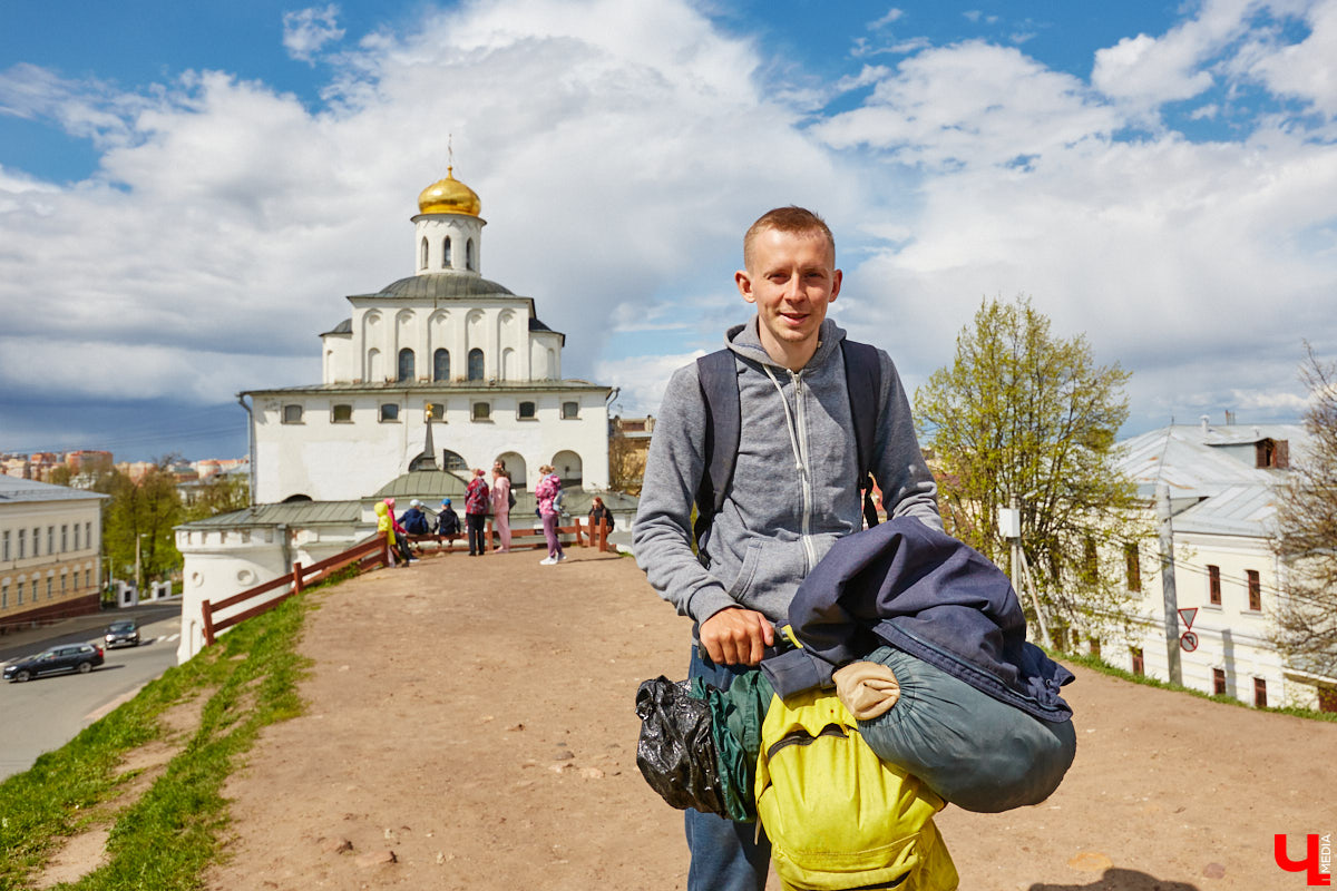 12 000 километров от Питера до Владивостока на самокате! Такую цель себе поставил Денис Бритвин. 28-летний парень впервые встал на самокат, до этого он путешествовал только на велосипеде. Как его на пути встречали сотрудники ДПС, собаки и местные жители, Денис рассказал в интервью «Ключ-Медиа».