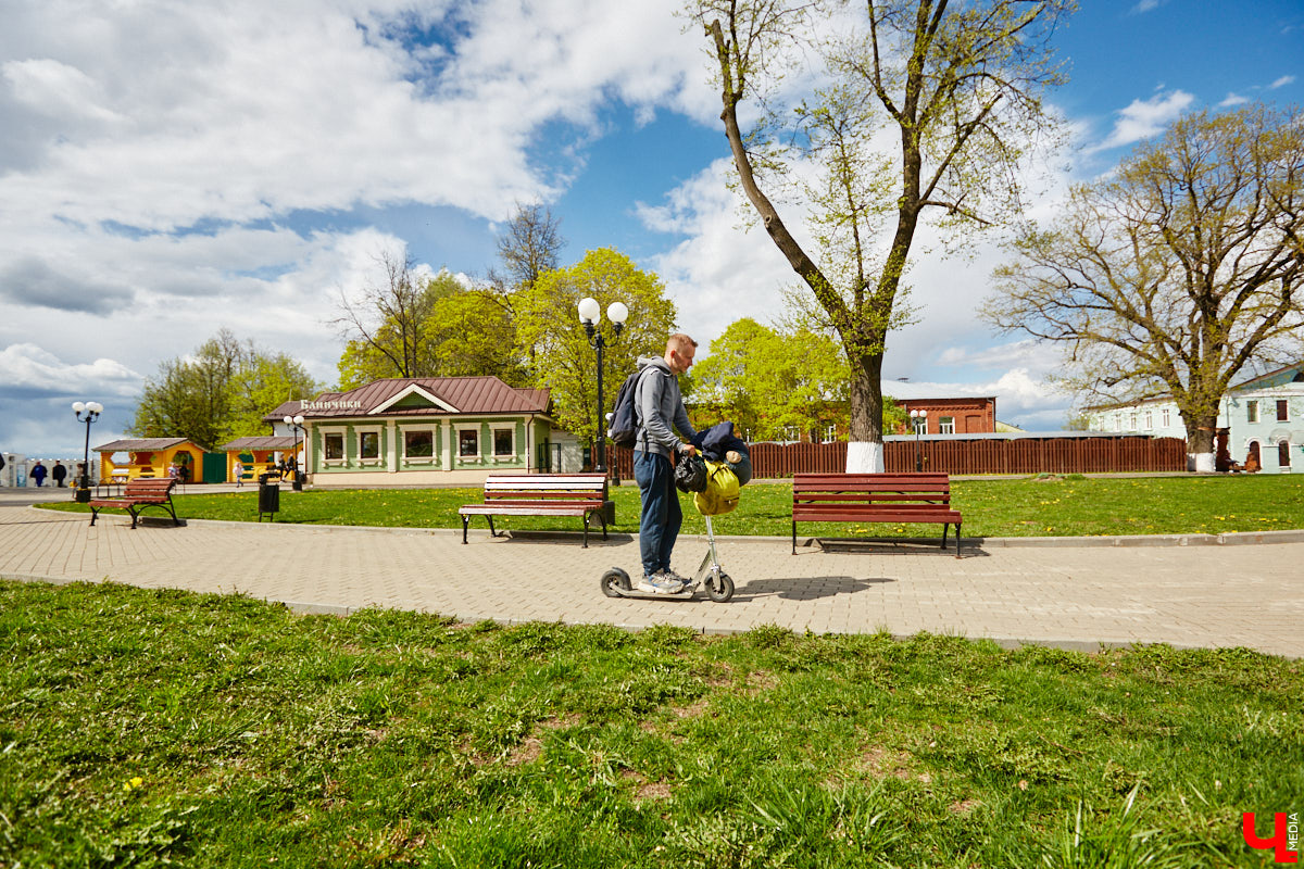 12 000 километров от Питера до Владивостока на самокате! Такую цель себе поставил Денис Бритвин. 28-летний парень впервые встал на самокат, до этого он путешествовал только на велосипеде. Как его на пути встречали сотрудники ДПС, собаки и местные жители, Денис рассказал в интервью «Ключ-Медиа».