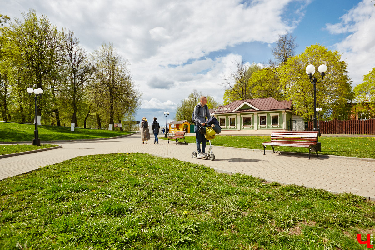 12 000 километров от Питера до Владивостока на самокате! Такую цель себе поставил Денис Бритвин. 28-летний парень впервые встал на самокат, до этого он путешествовал только на велосипеде. Как его на пути встречали сотрудники ДПС, собаки и местные жители, Денис рассказал в интервью «Ключ-Медиа».