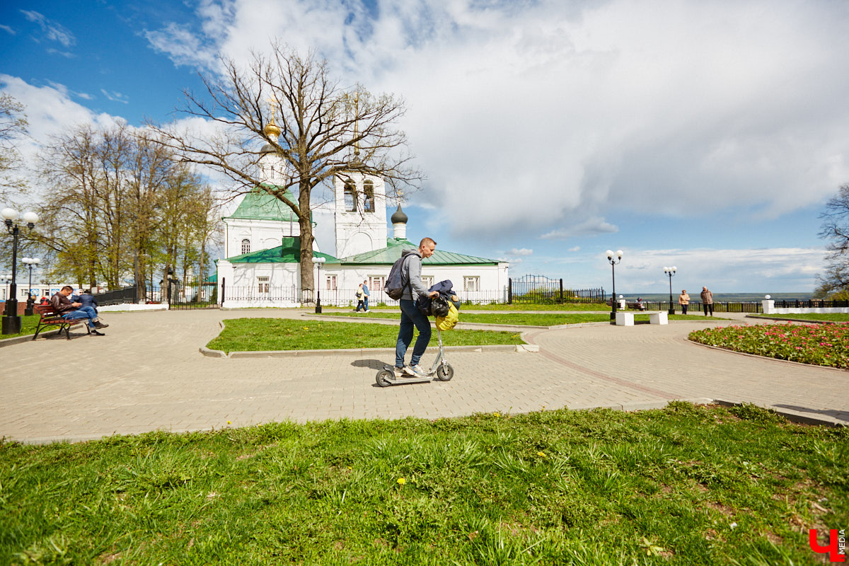 12 000 километров от Питера до Владивостока на самокате! Такую цель себе поставил Денис Бритвин. 28-летний парень впервые встал на самокат, до этого он путешествовал только на велосипеде. Как его на пути встречали сотрудники ДПС, собаки и местные жители, Денис рассказал в интервью «Ключ-Медиа».