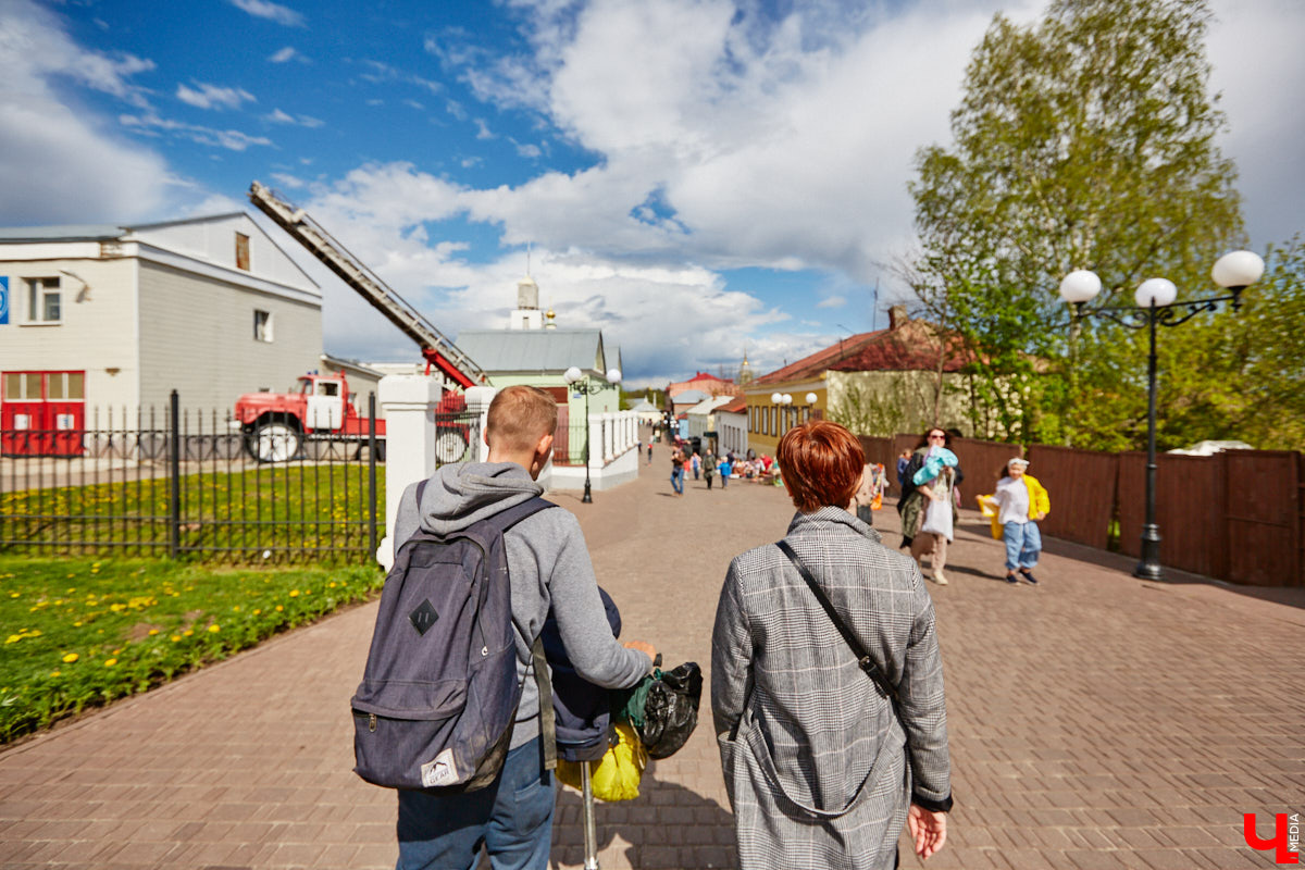 12 000 километров от Питера до Владивостока на самокате! Такую цель себе поставил Денис Бритвин. 28-летний парень впервые встал на самокат, до этого он путешествовал только на велосипеде. Как его на пути встречали сотрудники ДПС, собаки и местные жители, Денис рассказал в интервью «Ключ-Медиа».