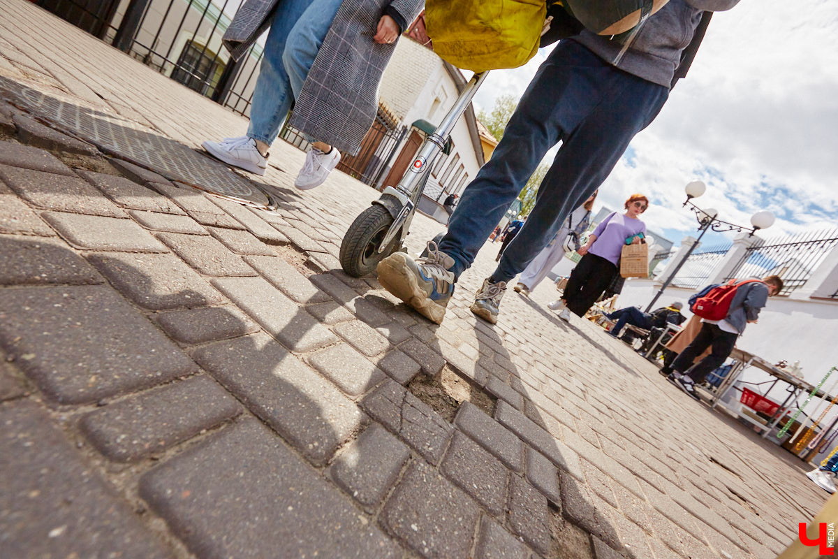 12 000 километров от Питера до Владивостока на самокате! Такую цель себе поставил Денис Бритвин. 28-летний парень впервые встал на самокат, до этого он путешествовал только на велосипеде. Как его на пути встречали сотрудники ДПС, собаки и местные жители, Денис рассказал в интервью «Ключ-Медиа».